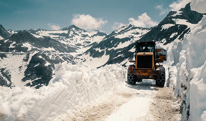 Rize'de yüksek rakımlı yayla yollarında kar temizleme çalışmaları sürüyor