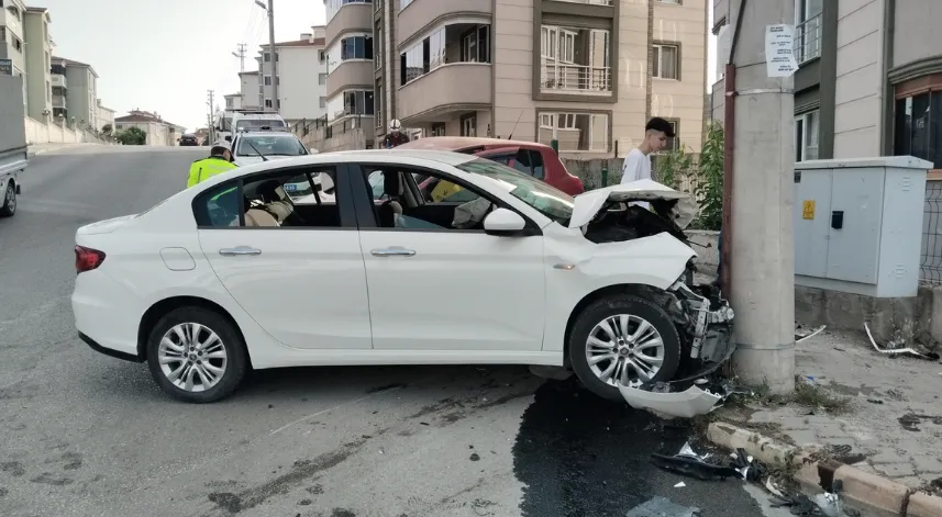 İki otomobilin çarpışması sonucu 5 kişi yaralandı