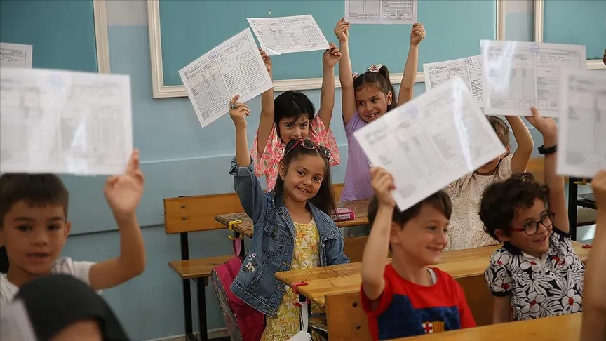 20 milyonu aşkın öğrenci yarın 'karne heyecanı' yaşayacak