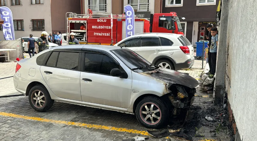 Bolu'da park halindeyken yanan otomobilde hasar oluştu