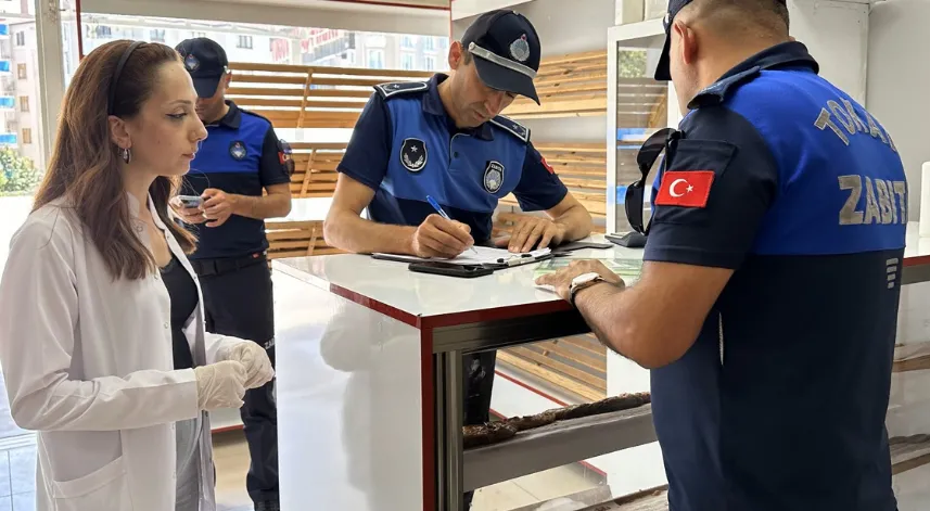 Tokat zabıta ekipleri marketlerde denetim yaptı