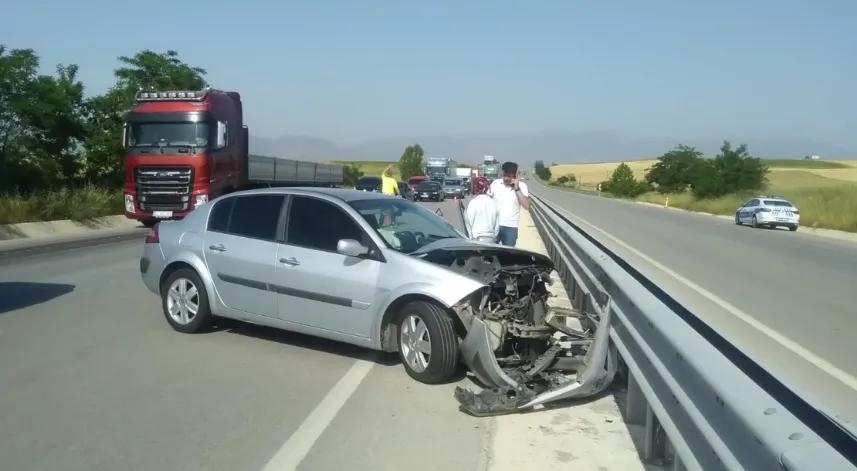 Amasya'da bariyere çarpan otomobildeki 3 kişi yaralandı