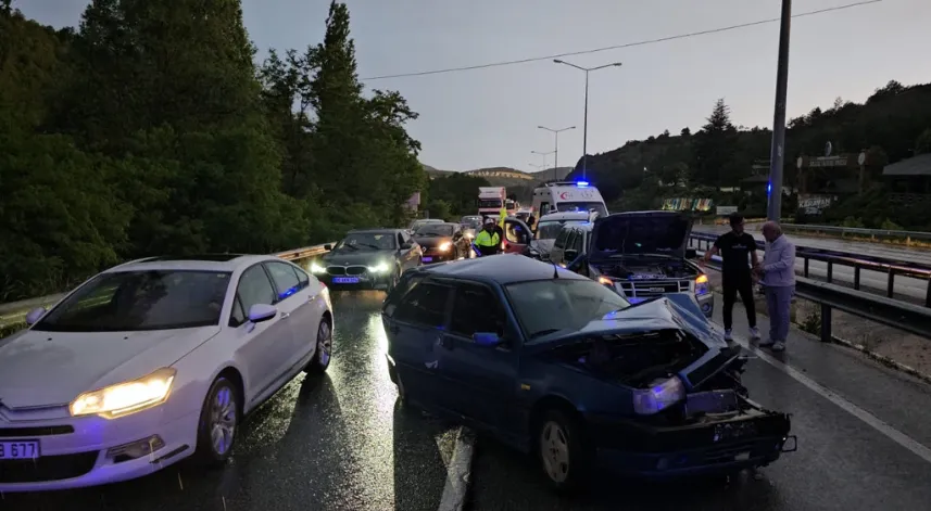 Zincirleme trafik kazasında 8 kişi yaralandı