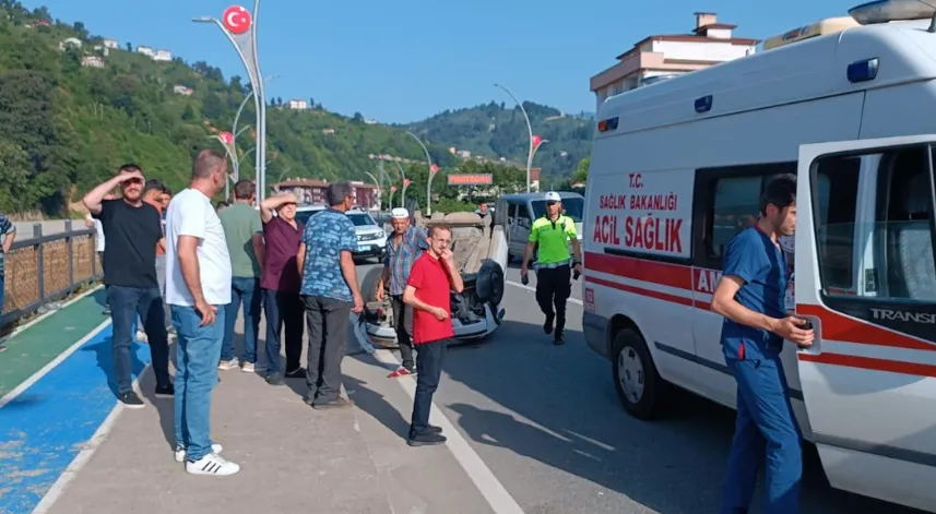 Rize'de bariyerlere çarparak devrilen otomobilin sürücüsü yaralandı