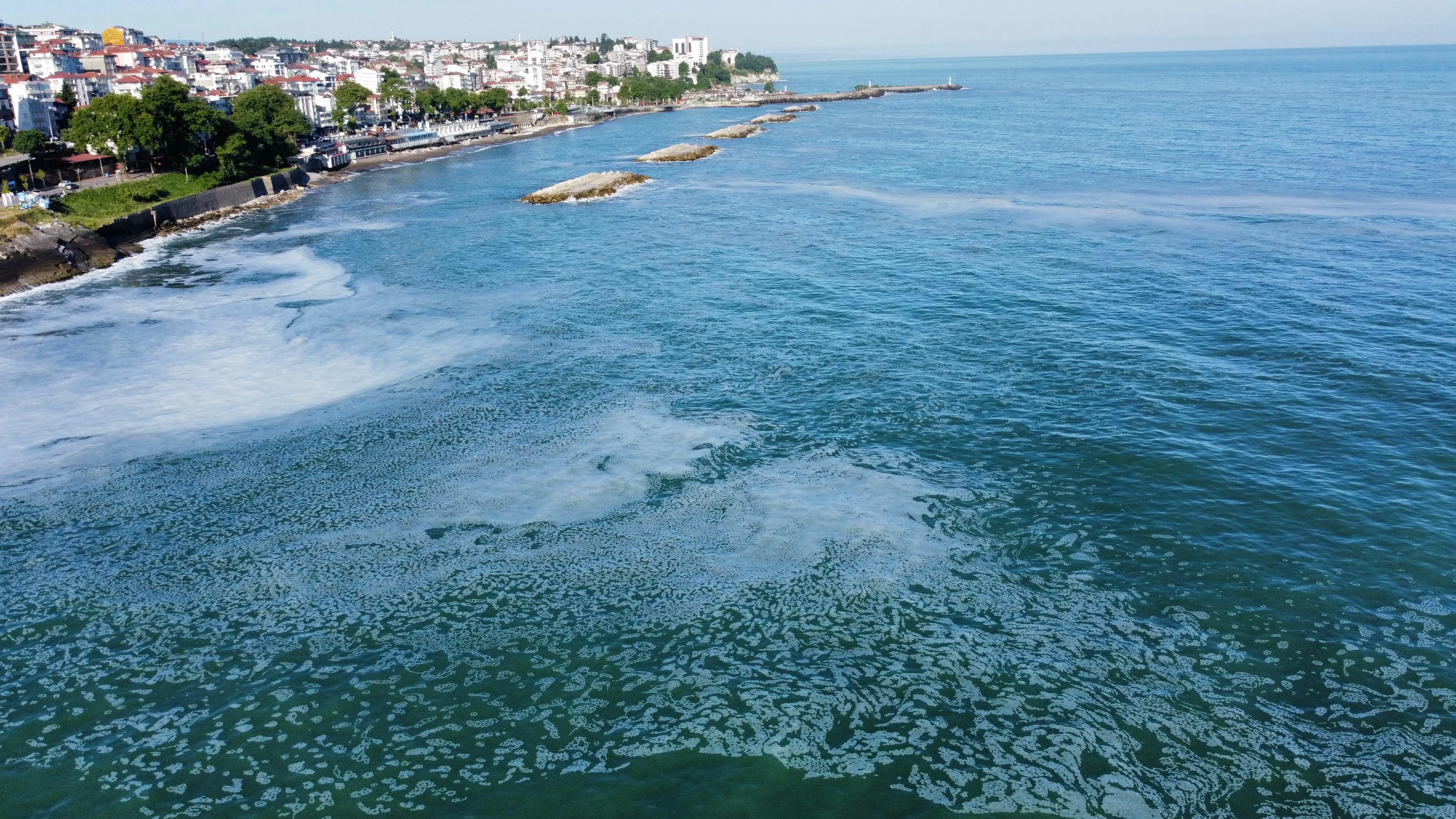 Düzce Akçakoca’da denizde köpük görünümünde tabaka oluştu