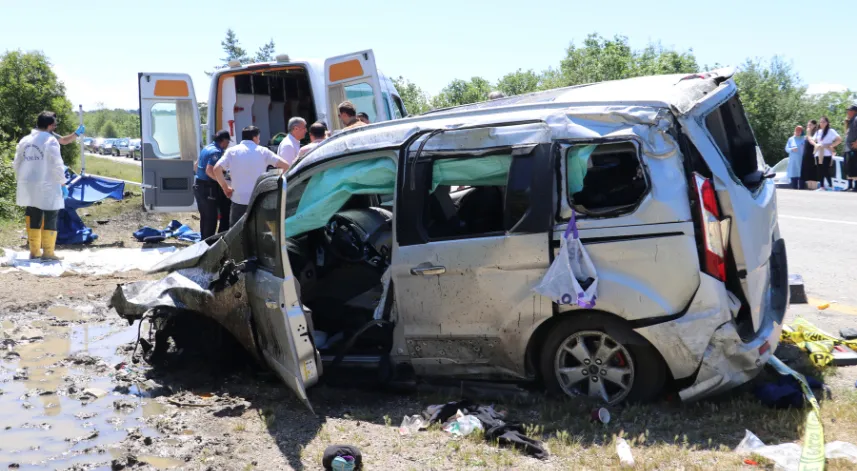 Hafif ticari araç devrildi, 1 kişi öldü, 4 kişi yaralandı