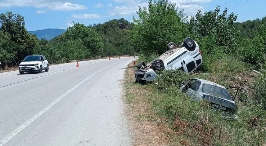 Hafif ticari araçla otomobilin çarpıştığı kazada 3 kişi yaralandı