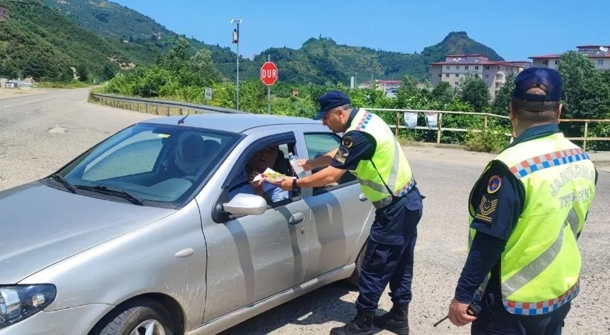 Trafik ekipleri sürücülere çikolata ikram etti