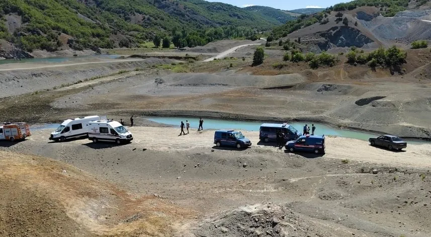 Serinlemek için baraja giren genç boğuldu