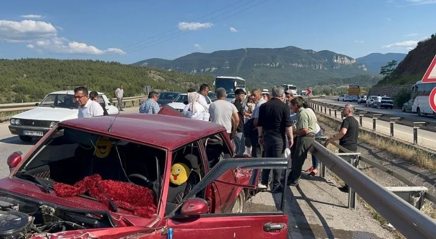 Bariyere çarpan otomobildeki 4 kişi yaralandı