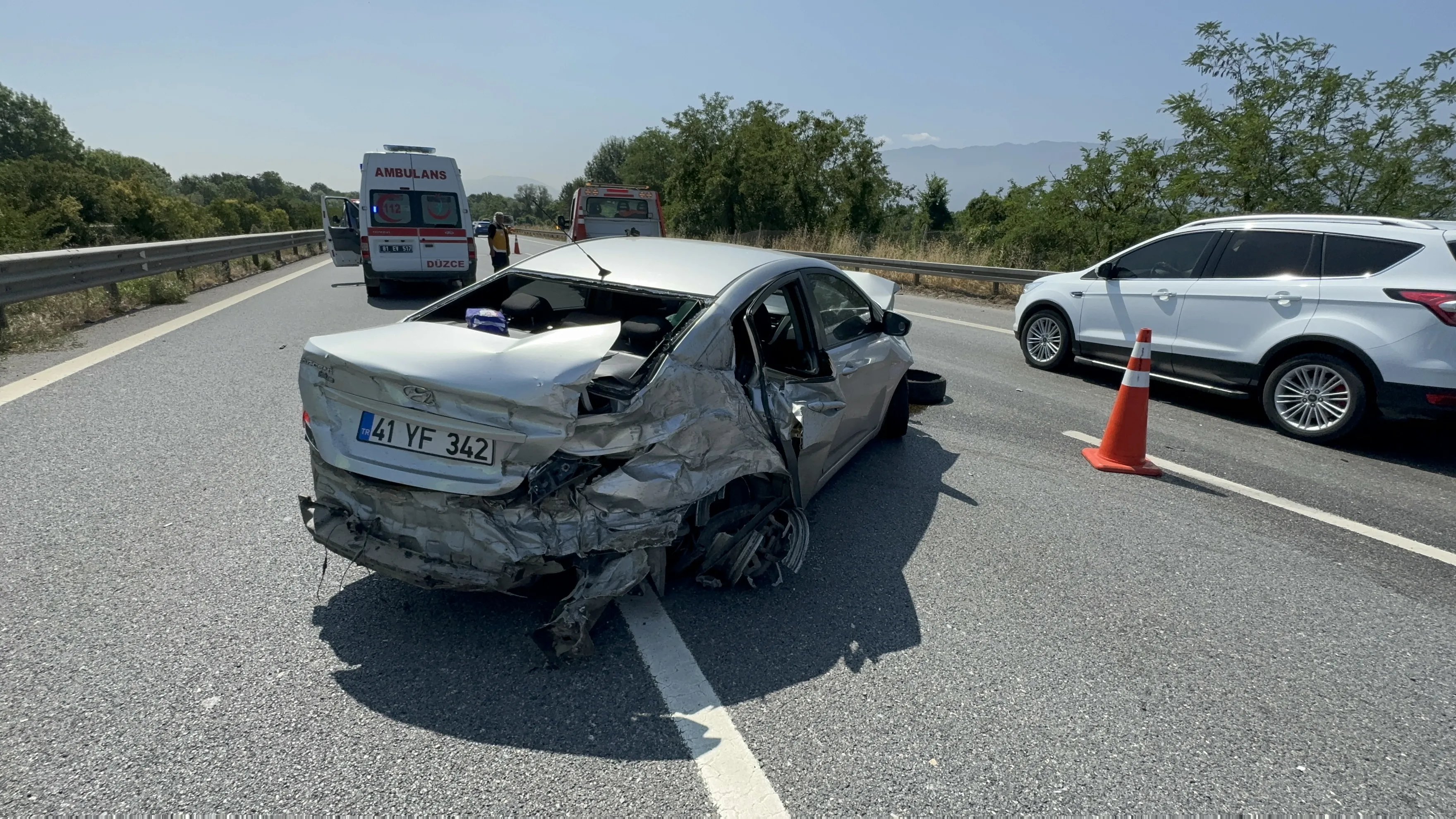 Lastiği patlayan otomobil kaza yaptı, 2 kişi yaralandı