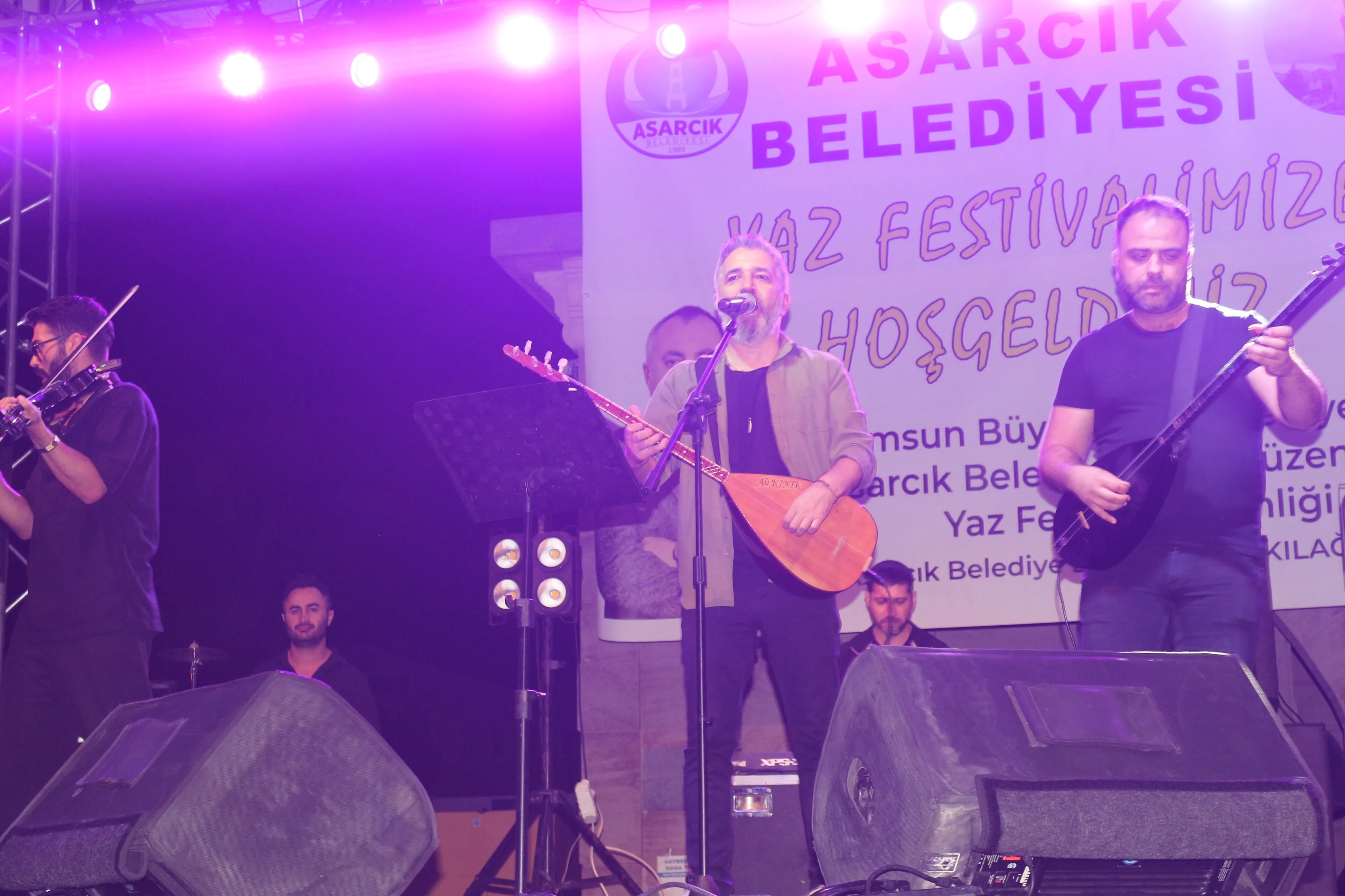 Şarkıcı Ali Kınık, Asarcık Yaz Festivali'nde sahne aldı