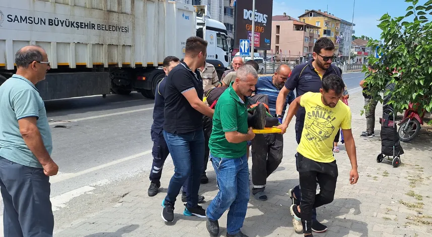 Katı atık taşıyan tıra çarpan motosikletteki 2 kişi yaralandı