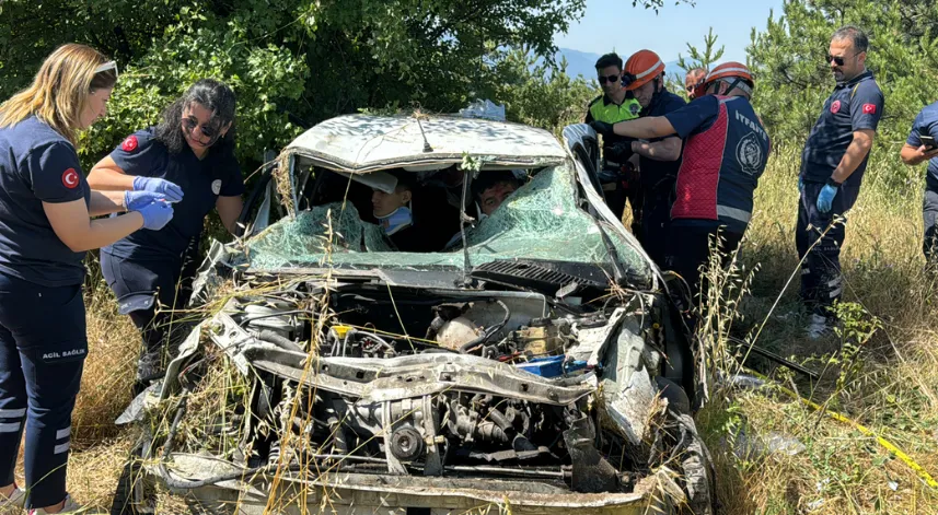 Bariyere çarparak takla atan otomobildeki 5 kişi yaralandı