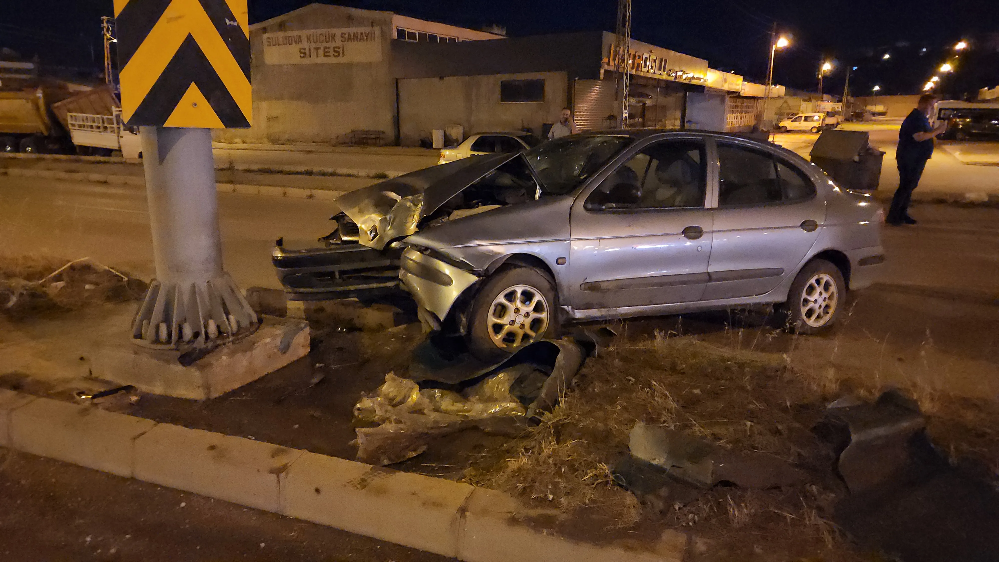 Yön tabelasının direğine çarpan otomobildeki 2 kişi yaralandı