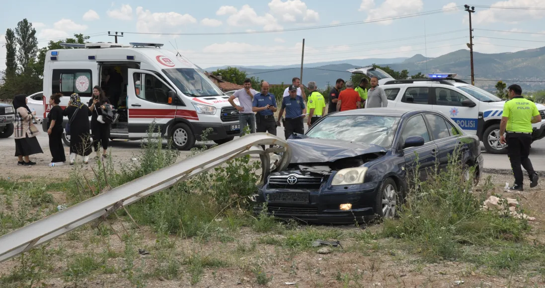 Otomobilin elektrik direğine çarptığı kazada 3 kişi yaralandı