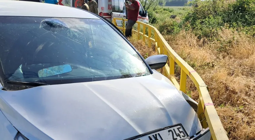 Bariyerlere çarpan otomobildeki 3 kişi yaralandı