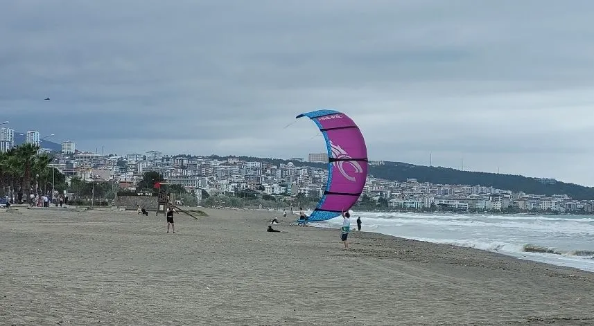 Samsun'da adrenalin tutkunları uçurtma sörfüyle tanışıyor