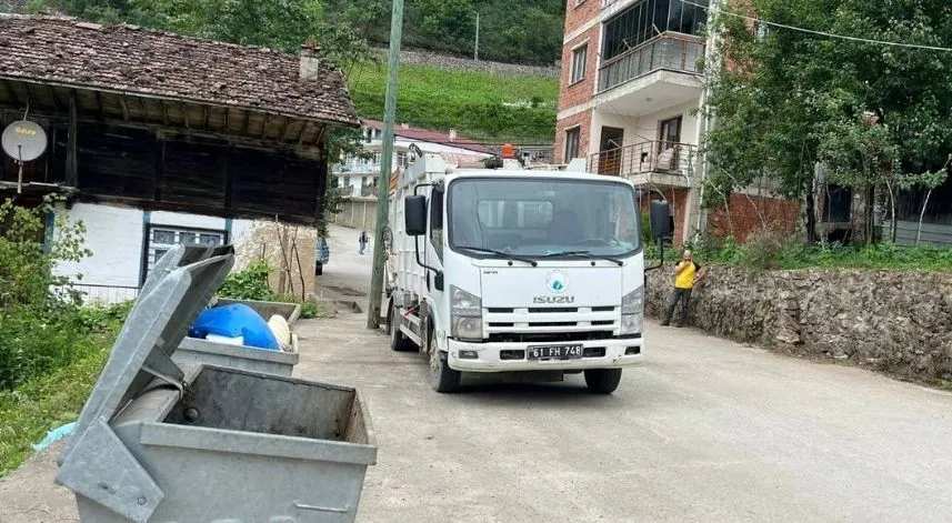 Çöp kamyonu ile direk arasında sıkışan işçi öldü