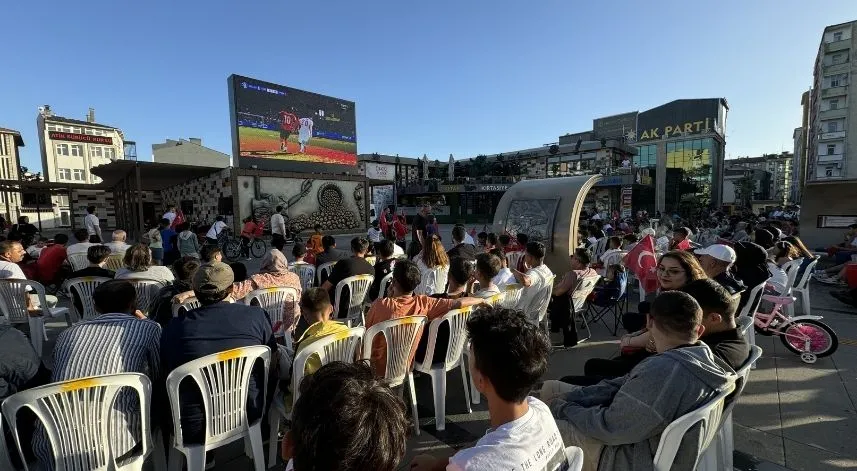 Türkiye-Portekiz maçı meydana kurulan dev ekrandan izlendi