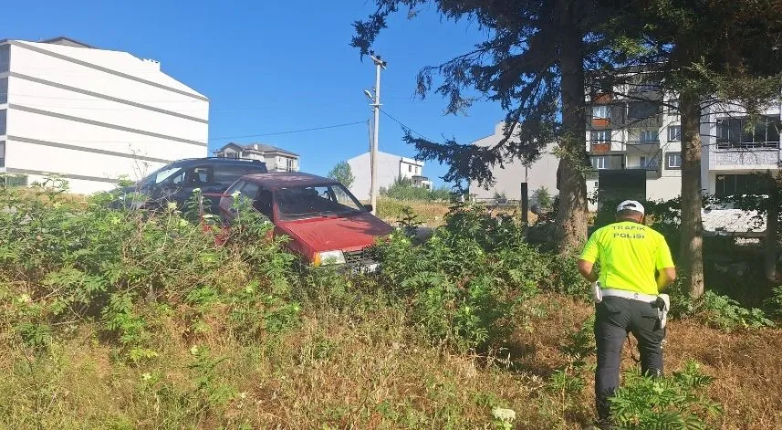 Hafif ticari araçla çarpışan otomobilin sürücüsü yaralandı