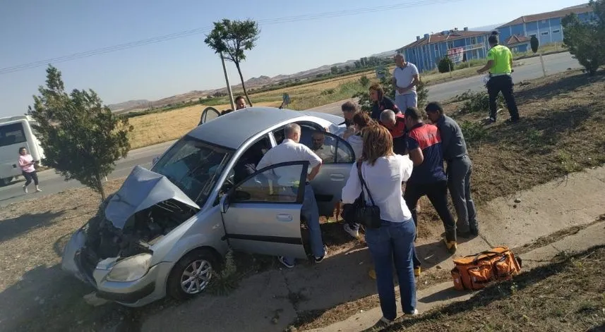 Çarpışan iki otomobildeki 5 kişi yaralandı