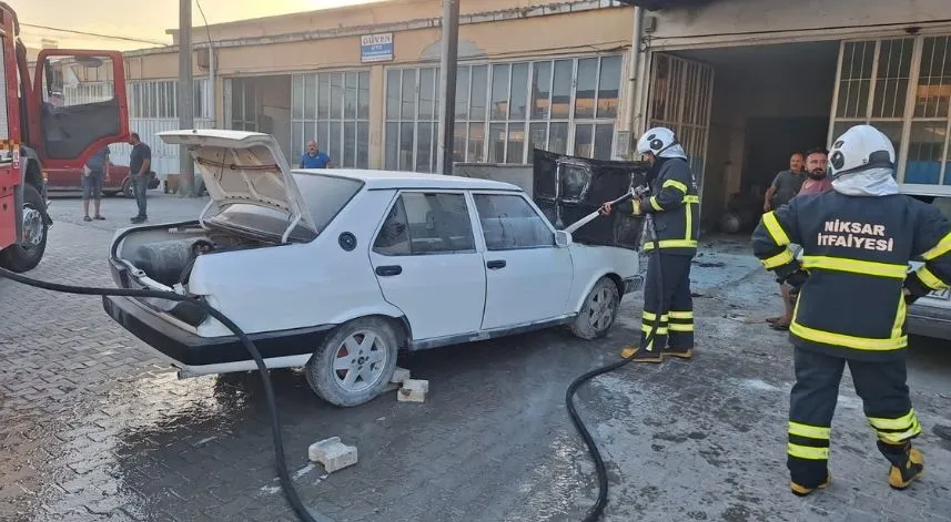 İki otomobilde çıkan yangında hasar oluştu