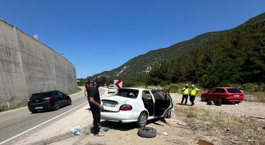 İstinat duvarına çarpan otomobildeki 3 kişi yaralandı