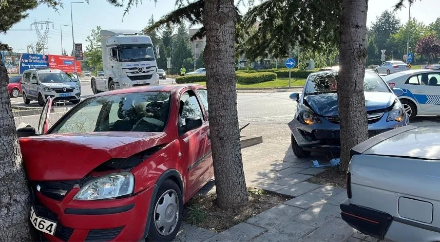 Kaza yapan iki otomobil ağaca çarparak durabildi: 2 yaralı