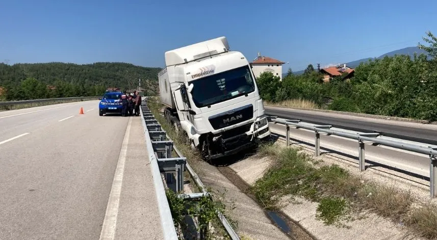 Bariyere çarpan tırın sürücüsü yaralandı