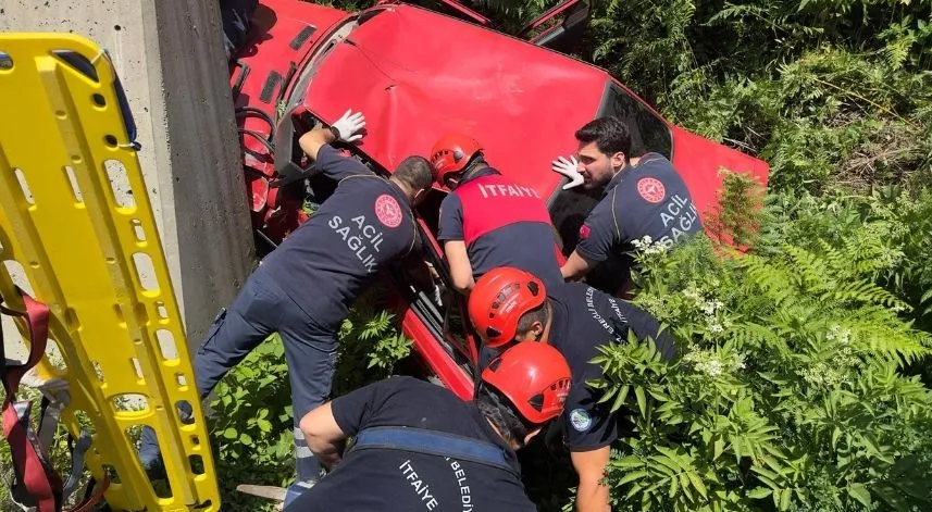 Bariyere çarpan otomobildeki 4 kişi yaralandı