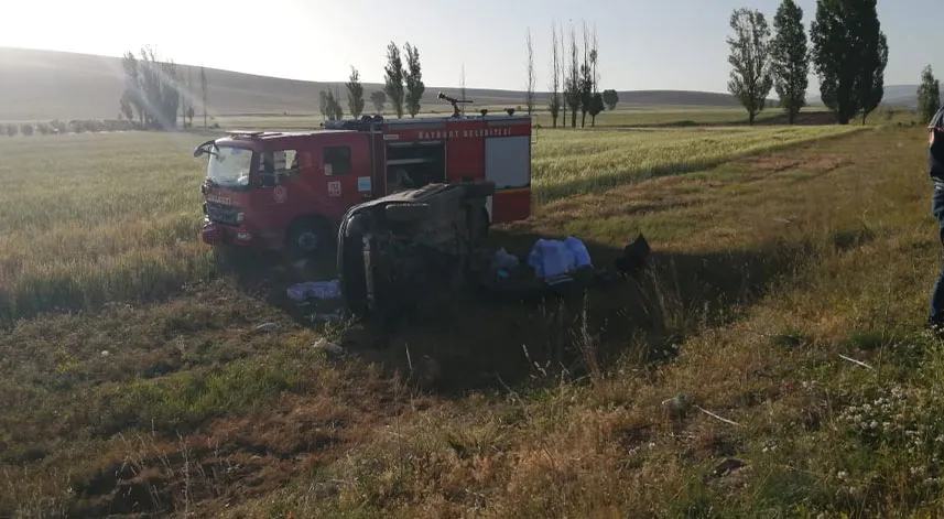 Bayburt'ta otomobilin tarlaya devrildiği kazada 5 kişi yaralandı