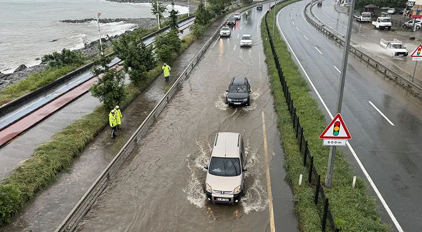 Rize'de sağanak yağışla birlikte yollar göle döndü