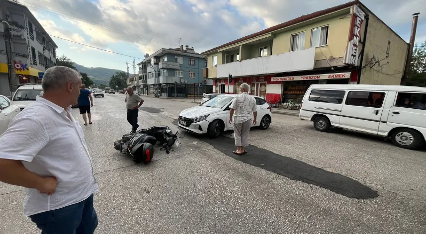 Otomobille çarpışan motosikletin sürücüsü yaralandı