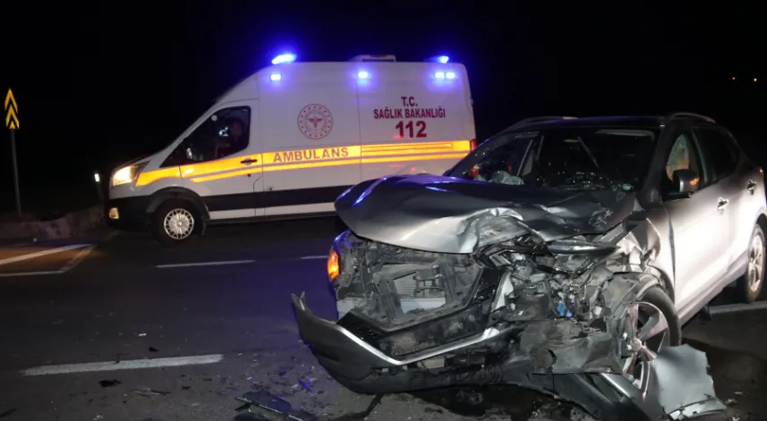 Tır ile otomobilin çarpıştığı kazada 4 kişi yaralandı