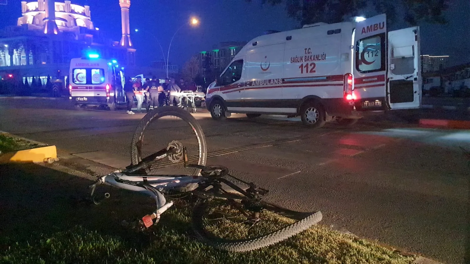 Çarpışan bisikletle motosikletin sürücüleri yaralandı