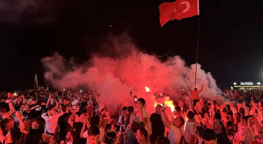 Rize'de Türkiye-Avusturya maçı, kurulan dev ekranda izlendi