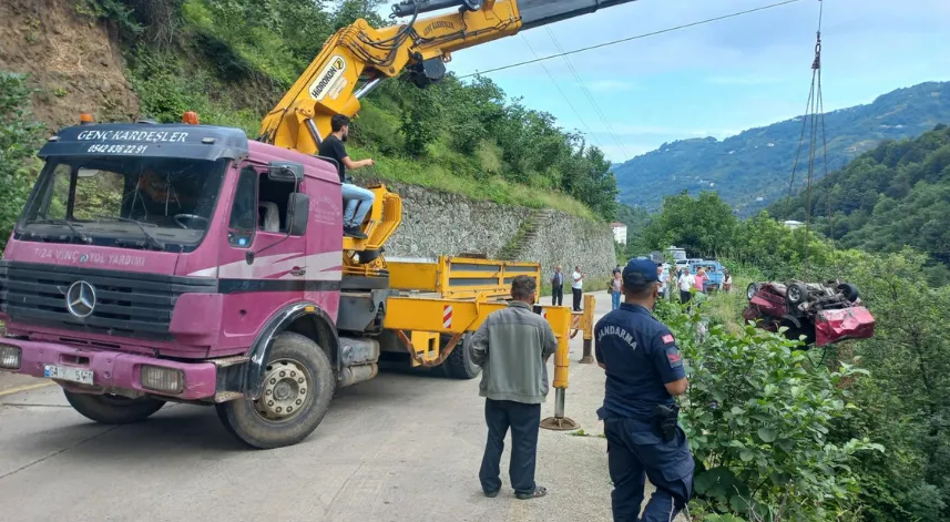 Dereye yuvarlanan otomobilin sürücüsü öldü