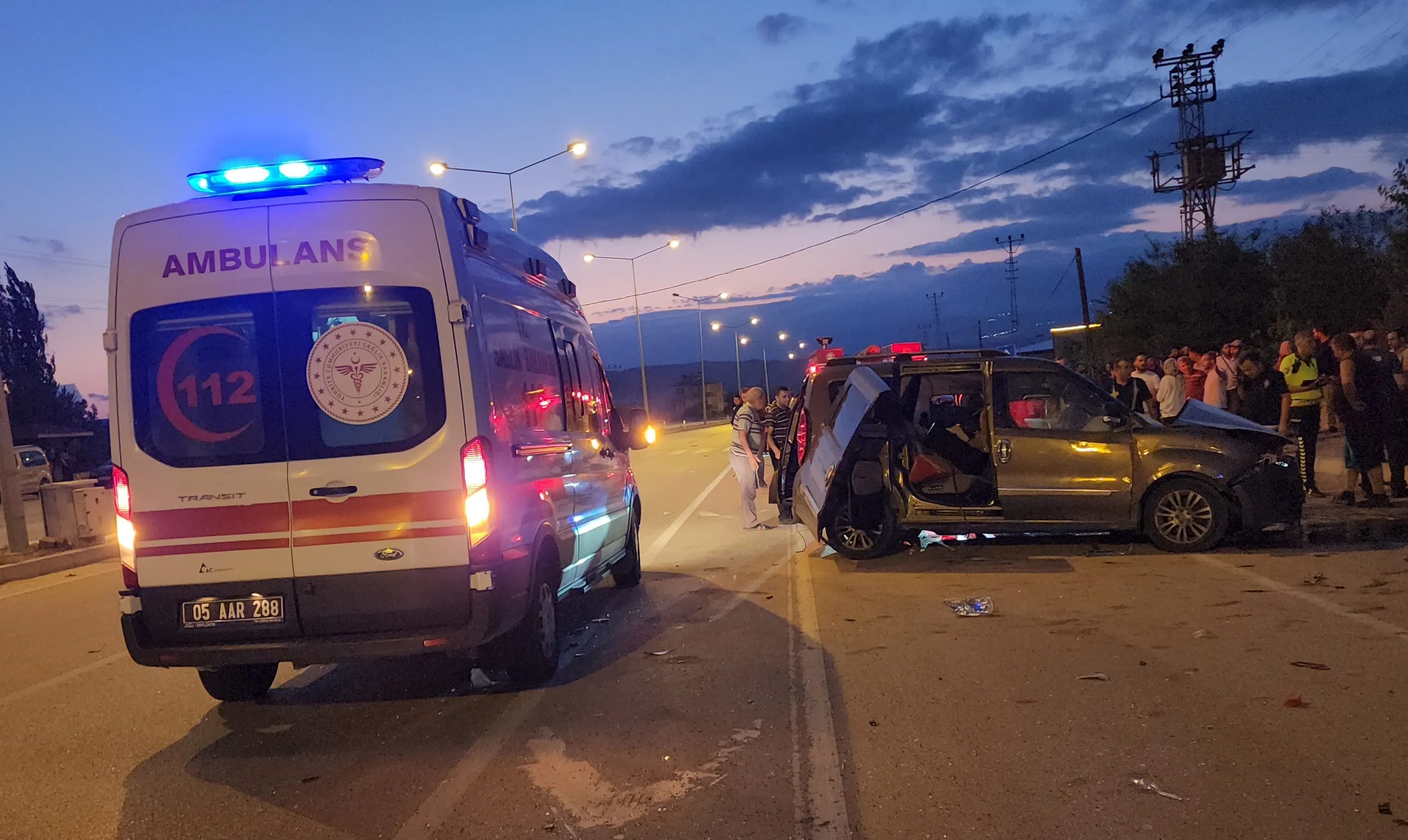 Yolcu otobüsü ile çarpışan hafif ticari araçtaki 3 kişi yaralandı