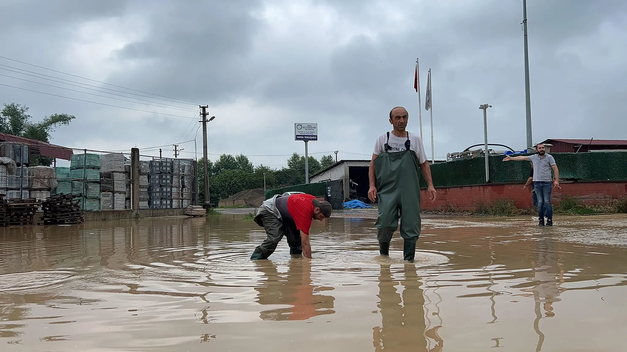 Şiddetli yağış su baskınlarına neden oldu