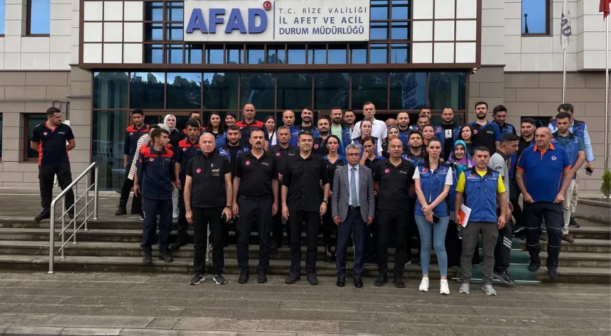 AFAD Başkanı Memiş, Rize'de heyelanların yaşandığı bölgede incelemelerde bulundu