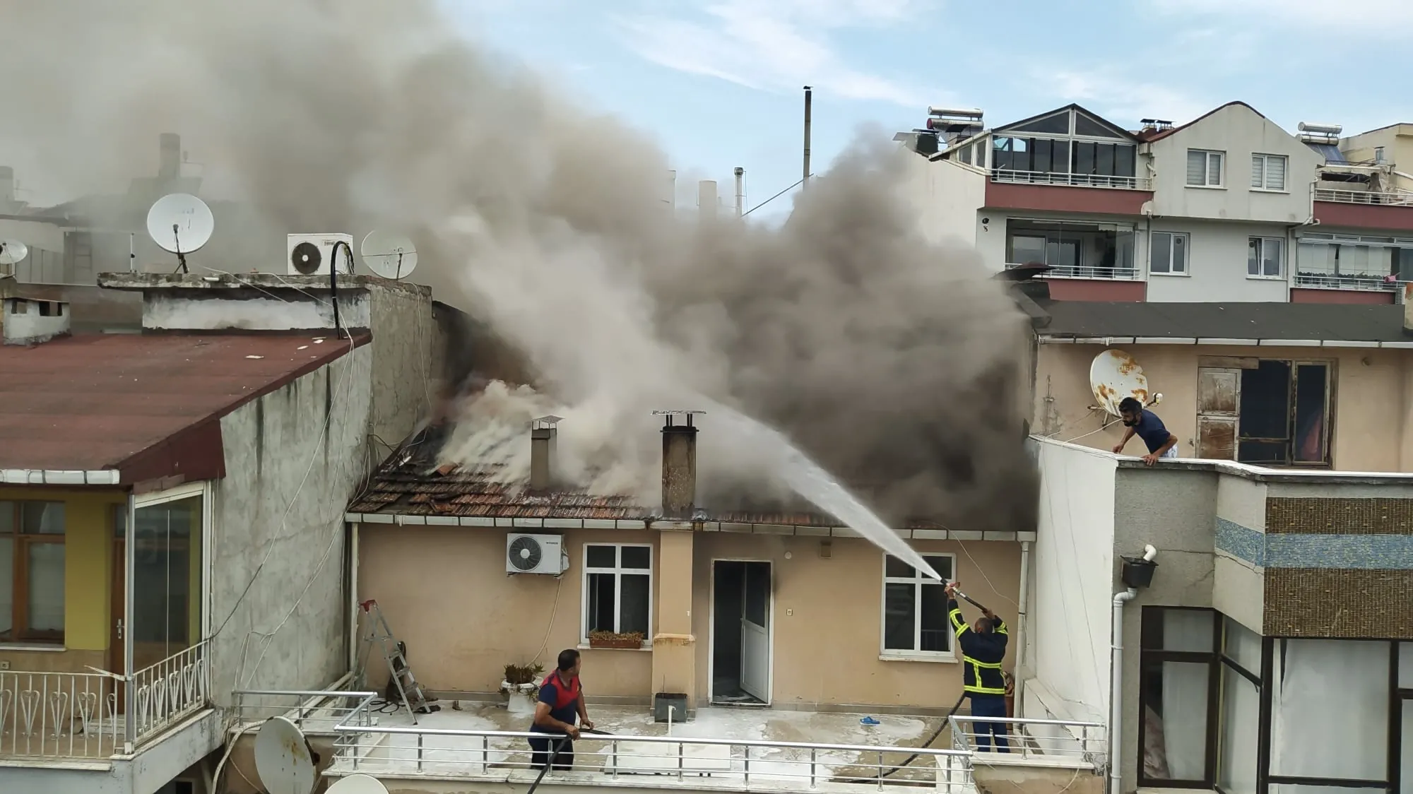 Apartmanın çatı katında çıkan yangın söndürüldü