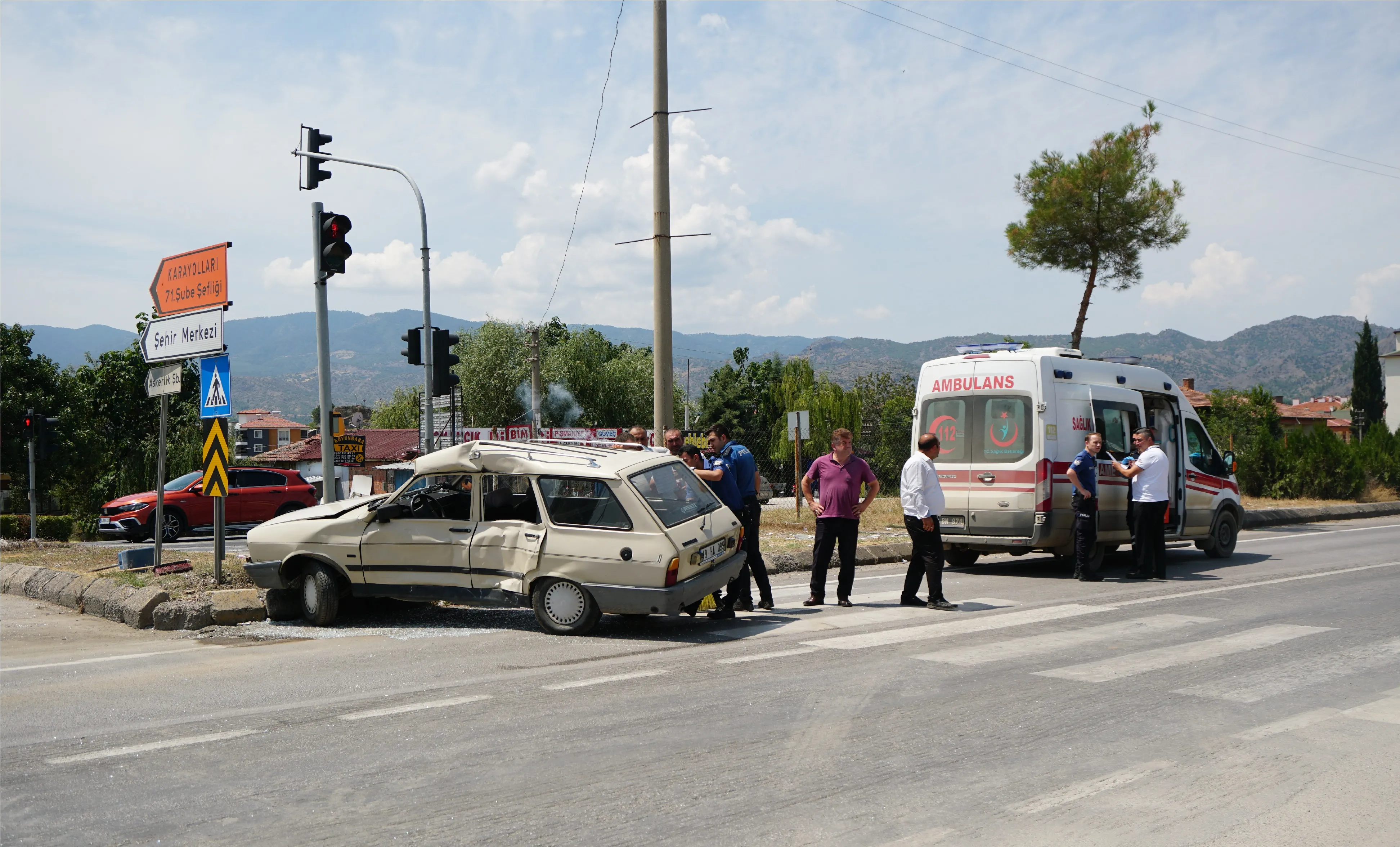 Yolcu otobüsüyle çarpışan otomobilin sürücüsü yaralandı