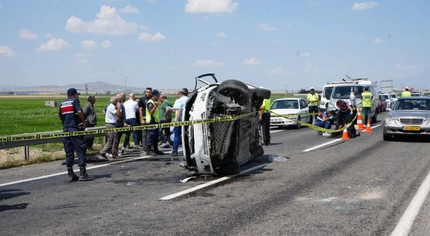 Devrilen otomobildeki 2 kişi öldü, 2 kişi yaralandı