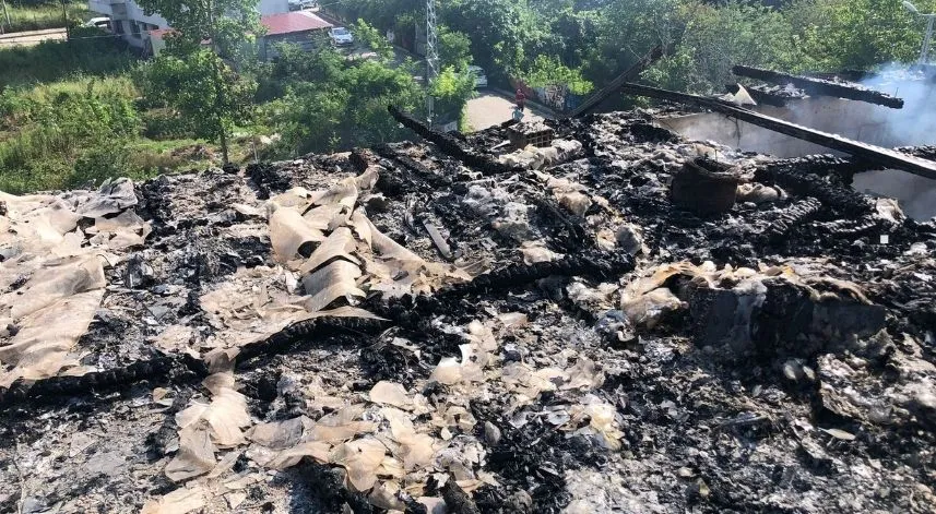 Samsun'da ortaokulun çatısında çıkan yangın söndürüldü