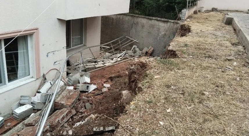 Karabük'te çöken istinat duvarı bir dairenin balkonuna zarar verdi