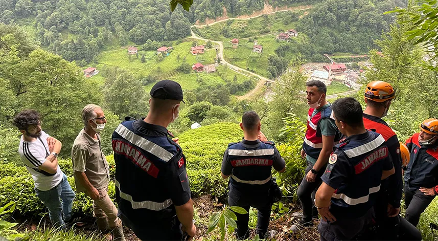 Rize'de yaş çay bahçesinde erkek cesedi bulundu