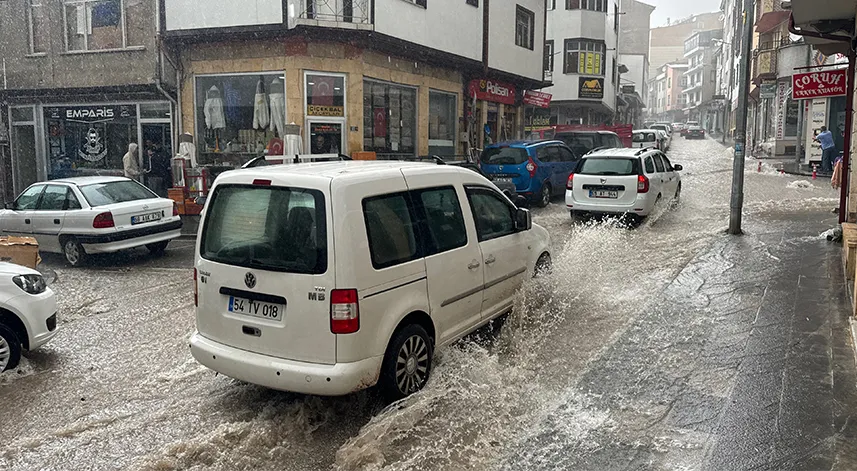 Sağanak su baskınlarına neden oldu