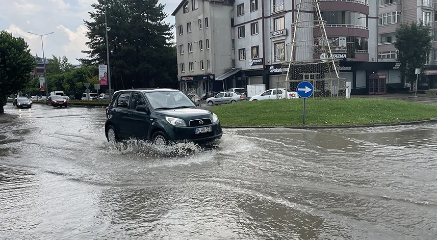 Bolu'da sağanak nedeniyle bazı evleri ve alt geçitleri su bastı