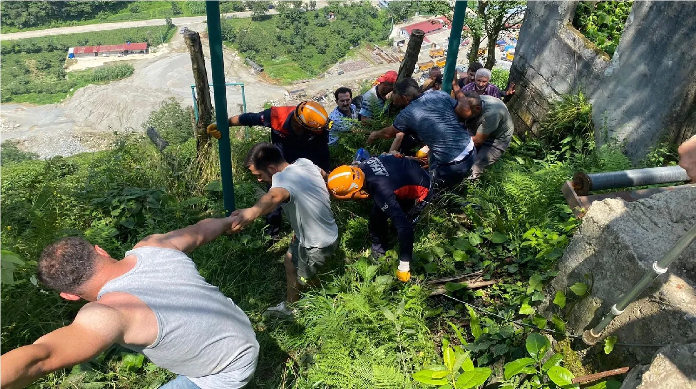 Rize'de teleferiğe çay yüklerken akıma kapılan kişi ağır yaralandı